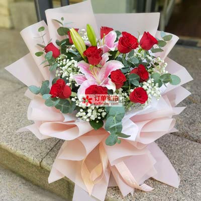 宝鸡11朵红玫瑰百合，全世界里只有一个你